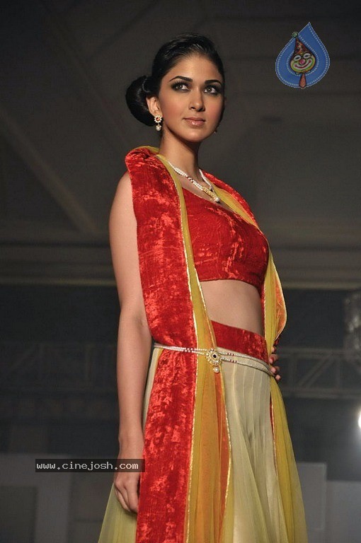 Avon Fashion Tour 2011 Show - 11 / 38 photos