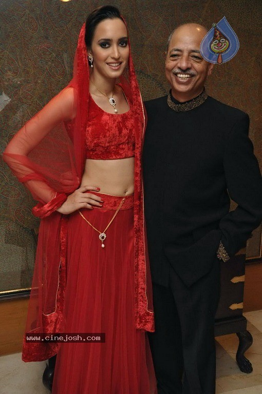 Avon Fashion Tour 2011 Show - 16 / 38 photos