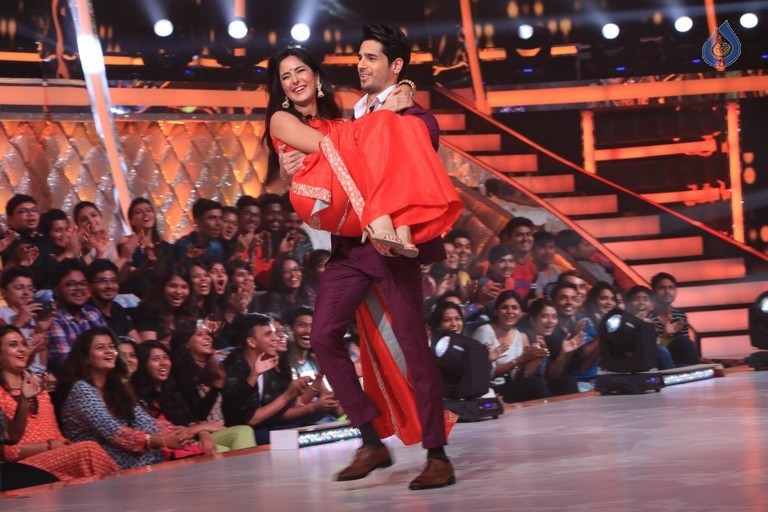 Baar Baar Dekho Team at Set of Jhalak Dikhhla Jaa - 25 / 42 photos