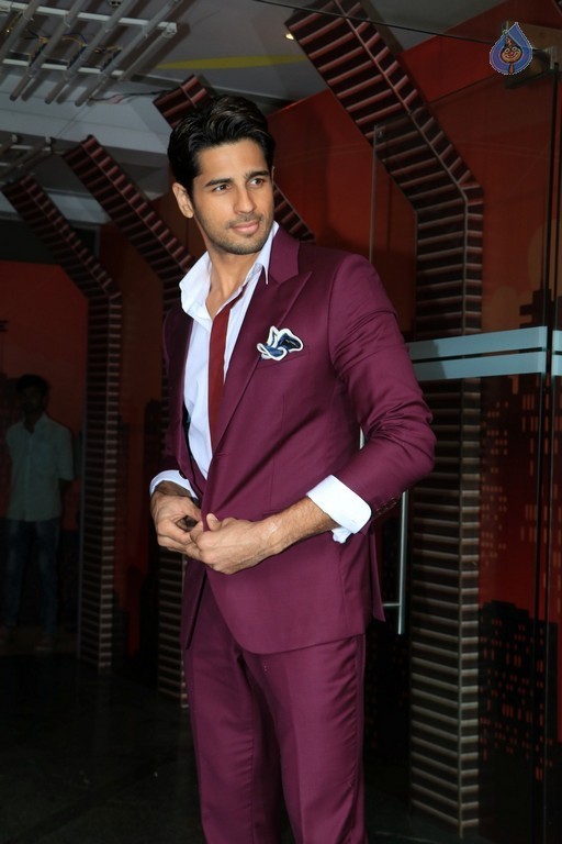 Baar Baar Dekho Team at Set of Jhalak Dikhhla Jaa - 31 / 42 photos