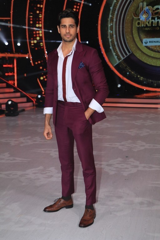 Baar Baar Dekho Team at Set of Jhalak Dikhhla Jaa - 35 / 42 photos