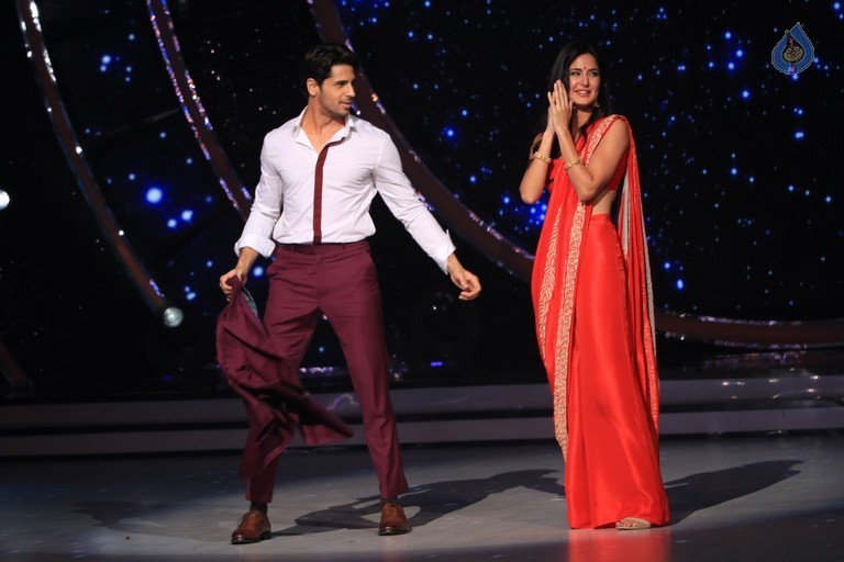 Baar Baar Dekho Team at Set of Jhalak Dikhhla Jaa - 36 / 42 photos