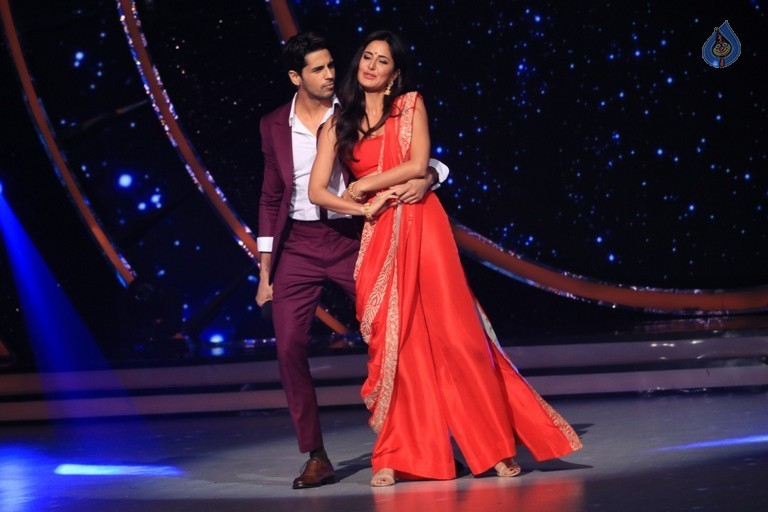 Baar Baar Dekho Team at Set of Jhalak Dikhhla Jaa - 39 / 42 photos