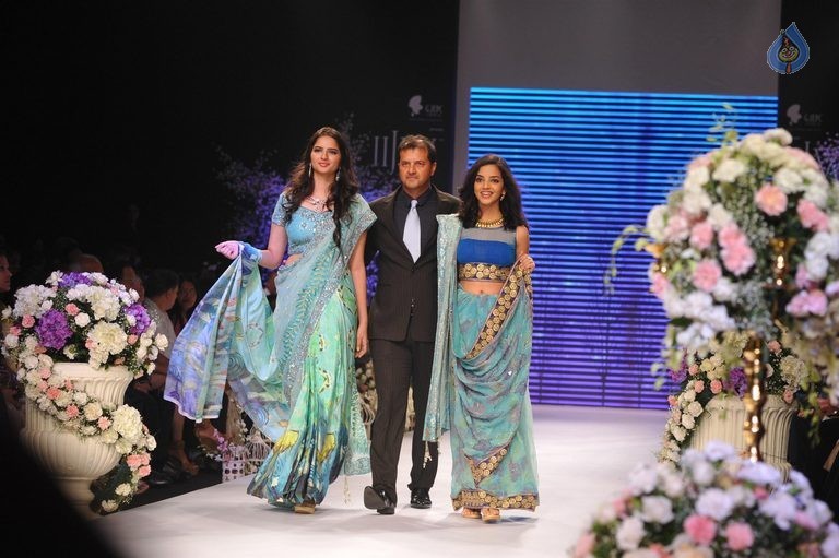 Beti Show by Gitanjali at IIJW 2015 - 73 / 96 photos