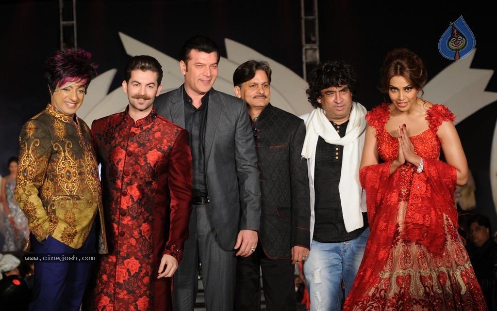 Bipasha Basu at Rohit Verma Fashion Show  - 38 / 43 photos