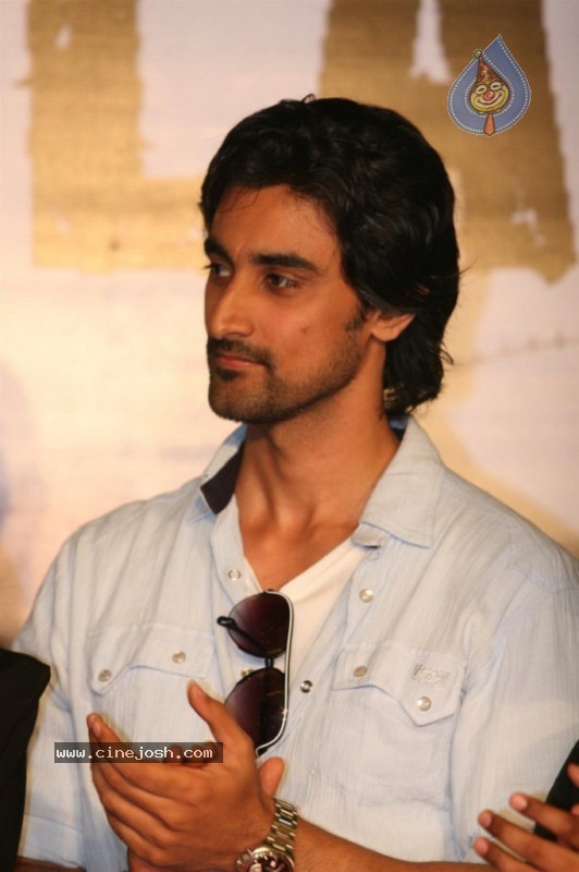 Bipasha n Sanjay Dutt at Lamhaa Movie Audio Launch - 6 / 37 photos