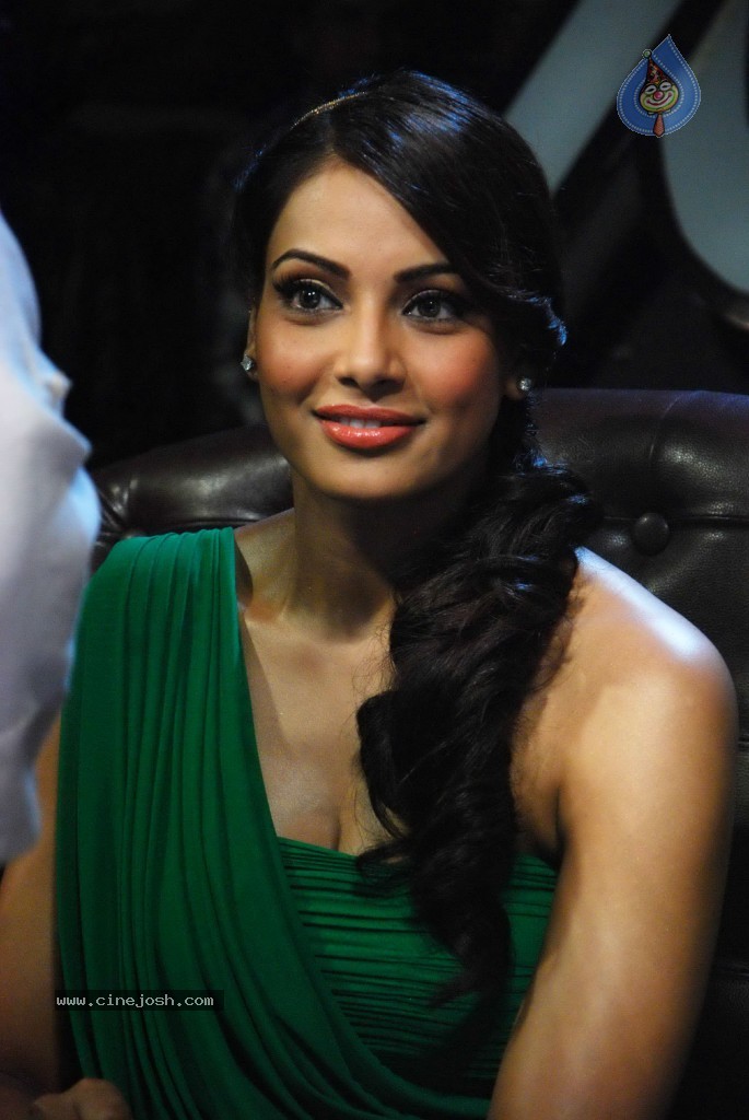 Bipasha Promote Jodi Breakers on Dance India Dance - 7 / 33 photos