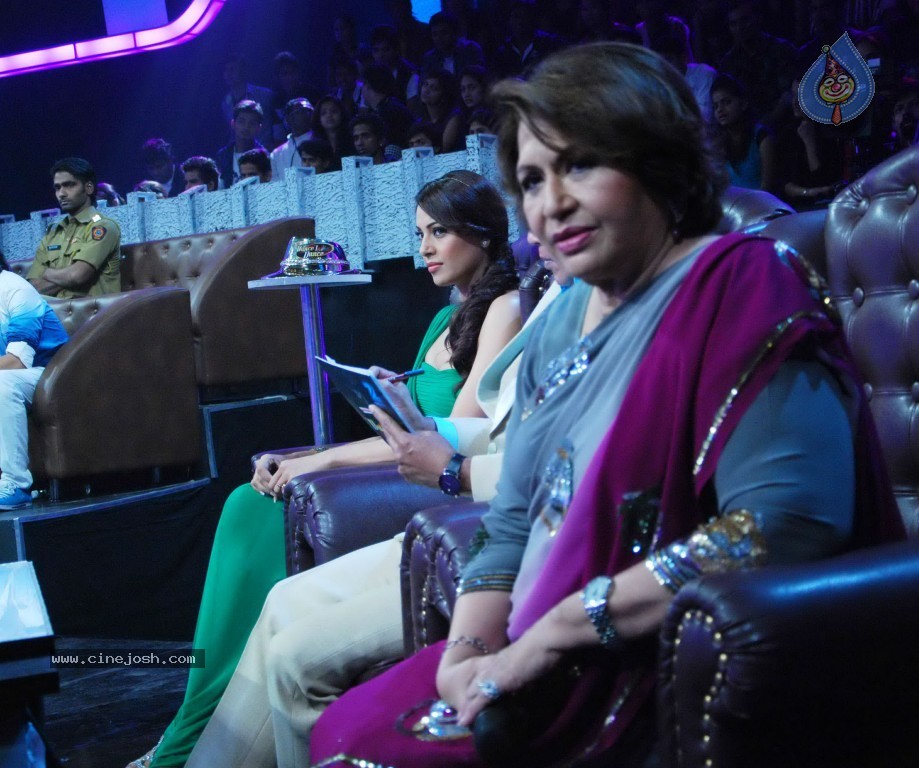 Bipasha Promote Jodi Breakers on Dance India Dance - 22 / 33 photos