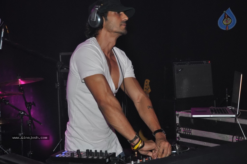 Blackberrys Spring Summer Collection Fashion Show - 22 / 39 photos