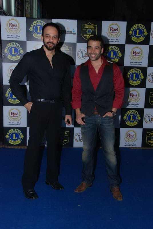 Bolly Celebs at 17th Lions Gold Awards - 42 / 88 photos