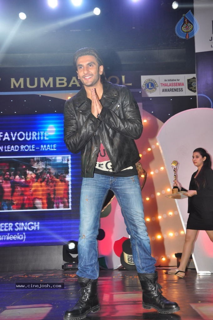 Bolly Celebs at 20th LIONS GOLD Awards - 4 / 37 photos