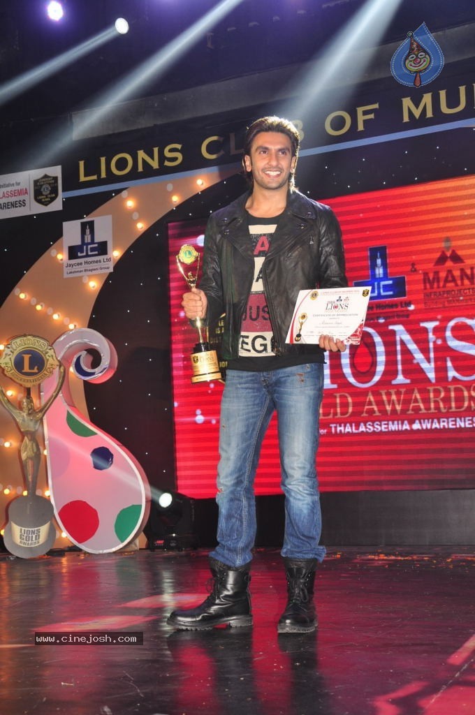 Bolly Celebs at 20th LIONS GOLD Awards - 22 / 37 photos