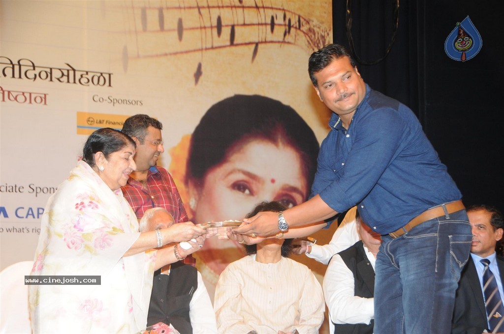 Bolly Celebs at 25th Master Dinanath Mangeshkar Puraskar - 28 / 83 photos