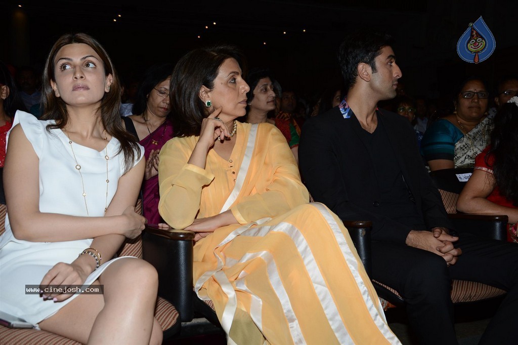 Bolly Celebs at 25th Master Dinanath Mangeshkar Puraskar - 57 / 83 photos