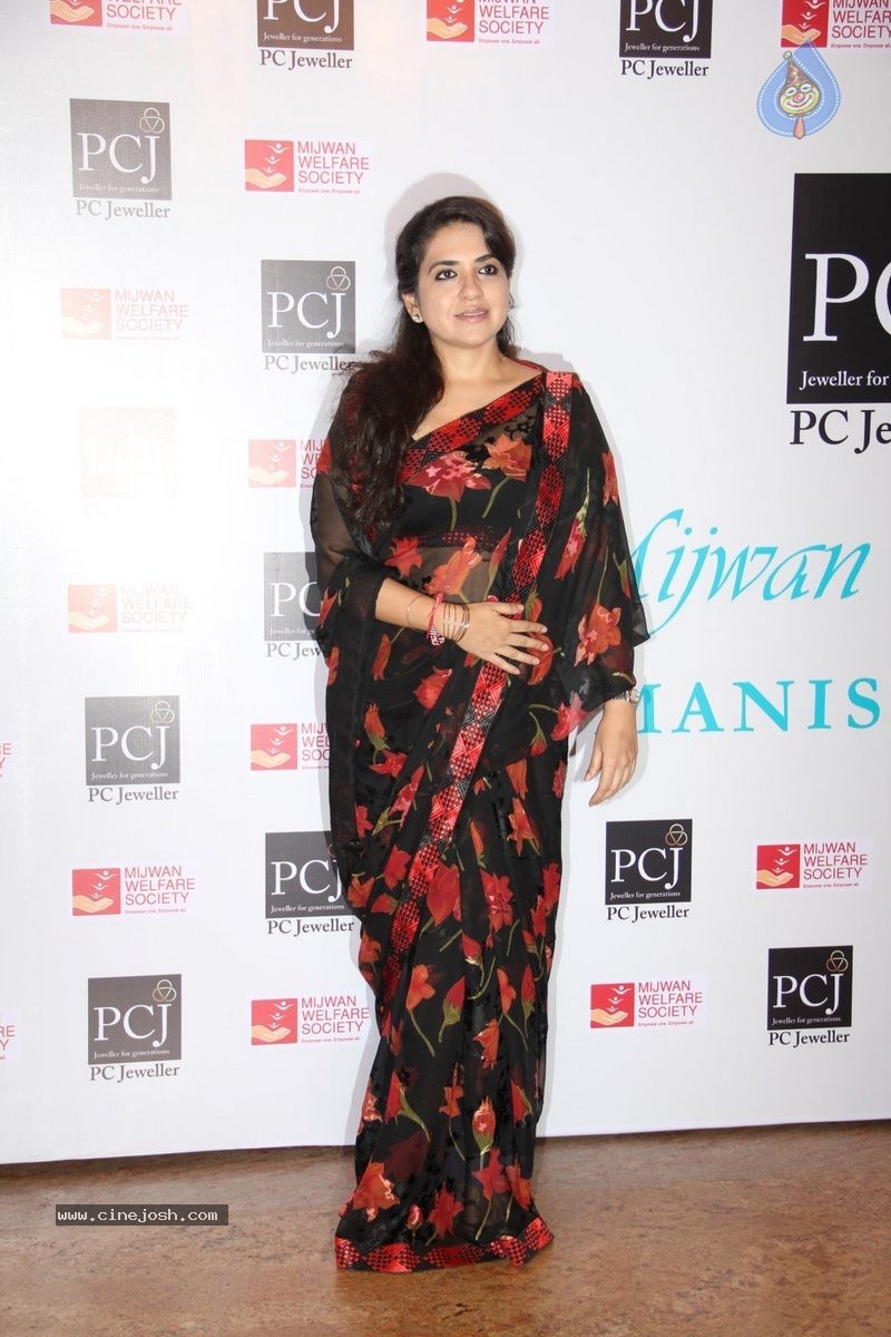 Bolly Celebs at 5th Annual Mijwan Fashion Show - 22 / 104 photos