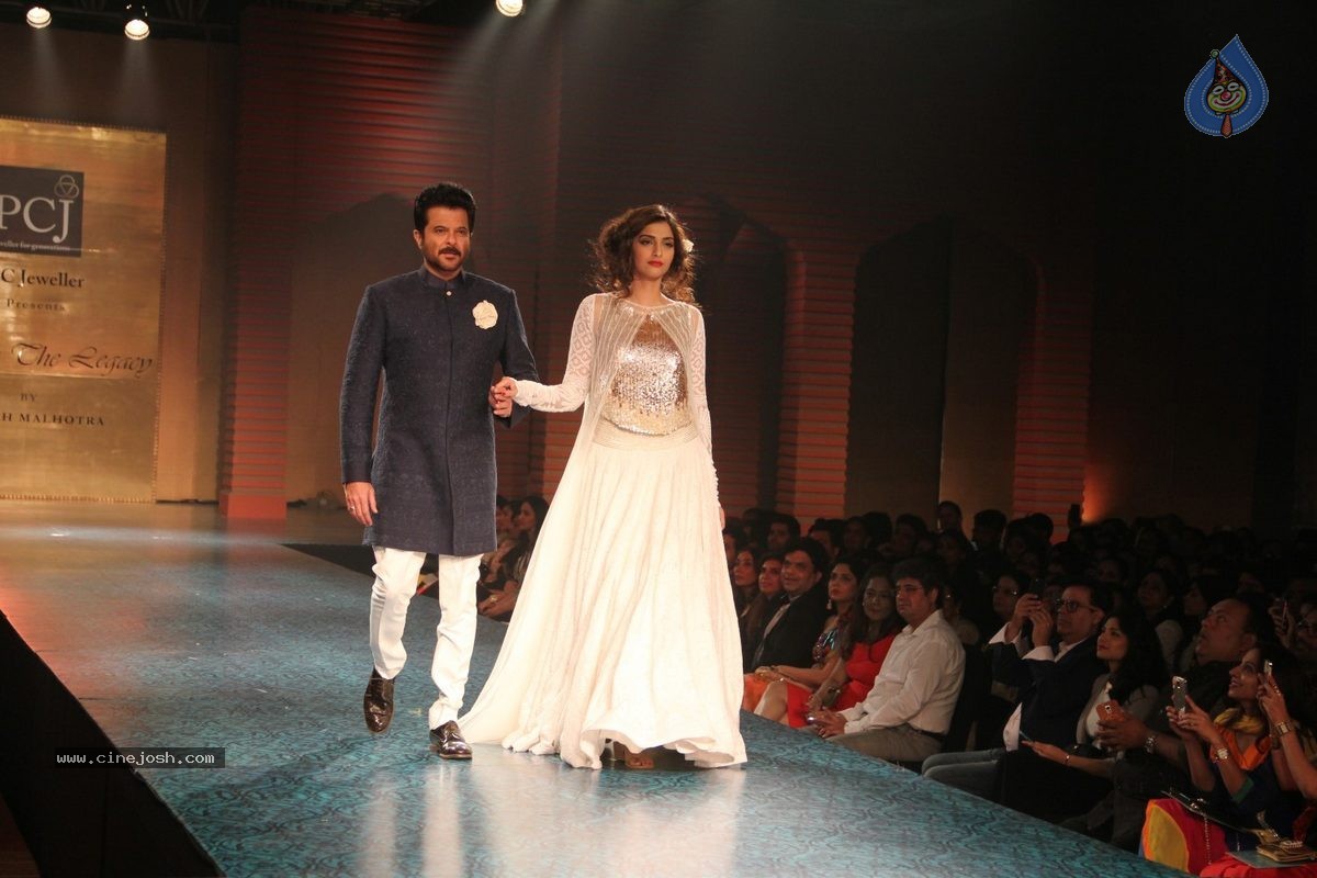 Bolly Celebs at 5th Annual Mijwan Fashion Show - 23 / 104 photos