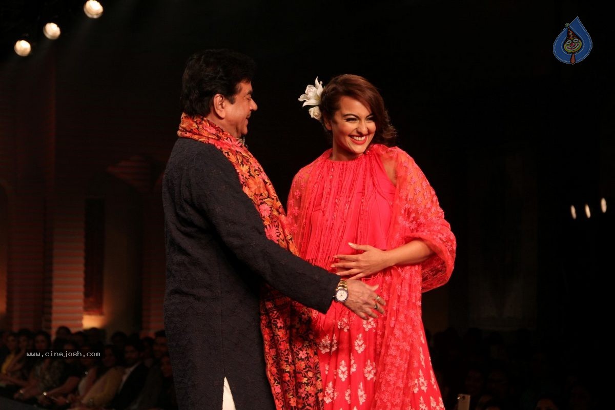 Bolly Celebs at 5th Annual Mijwan Fashion Show - 26 / 104 photos