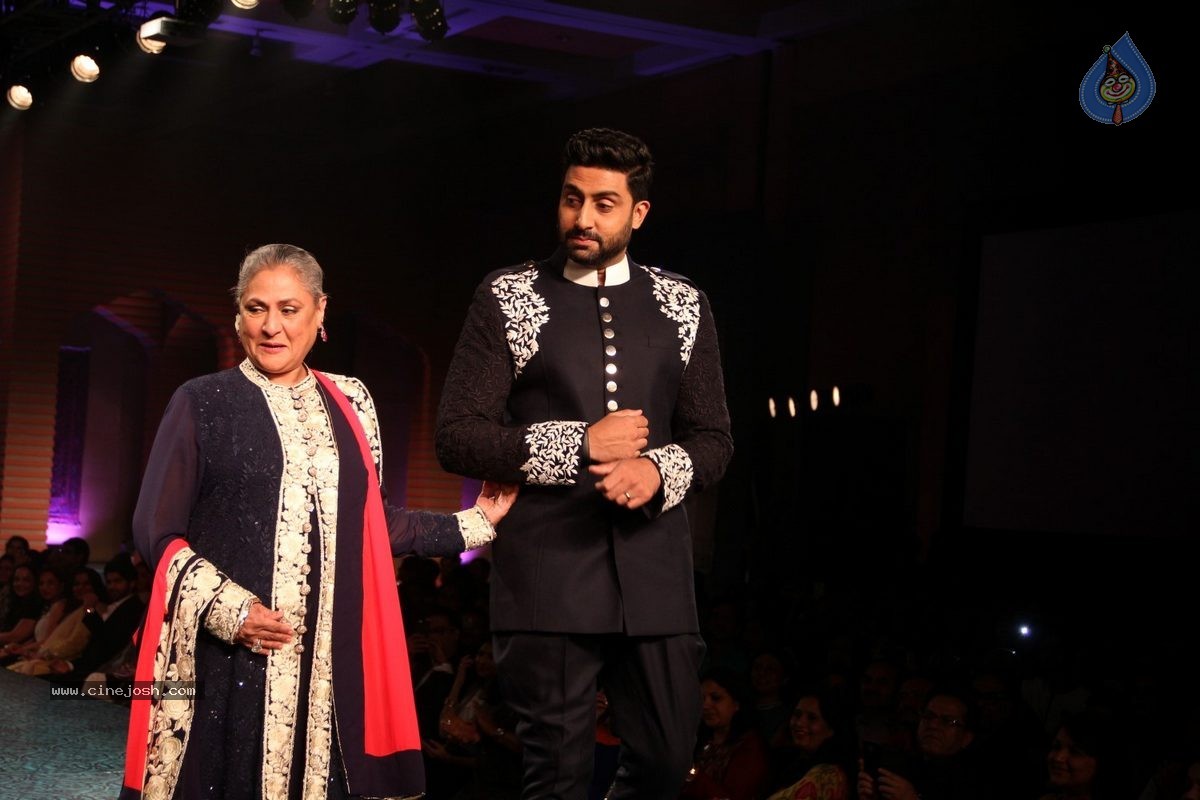 Bolly Celebs at 5th Annual Mijwan Fashion Show - 27 / 104 photos