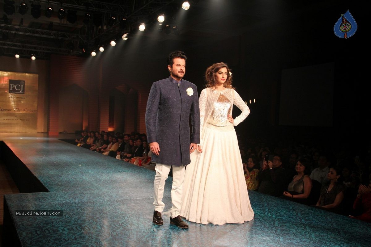 Bolly Celebs at 5th Annual Mijwan Fashion Show - 29 / 104 photos