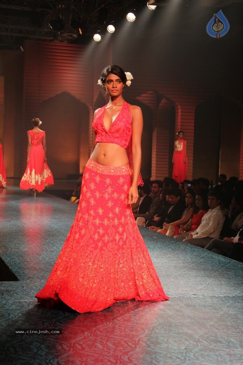 Bolly Celebs at 5th Annual Mijwan Fashion Show - 30 / 104 photos