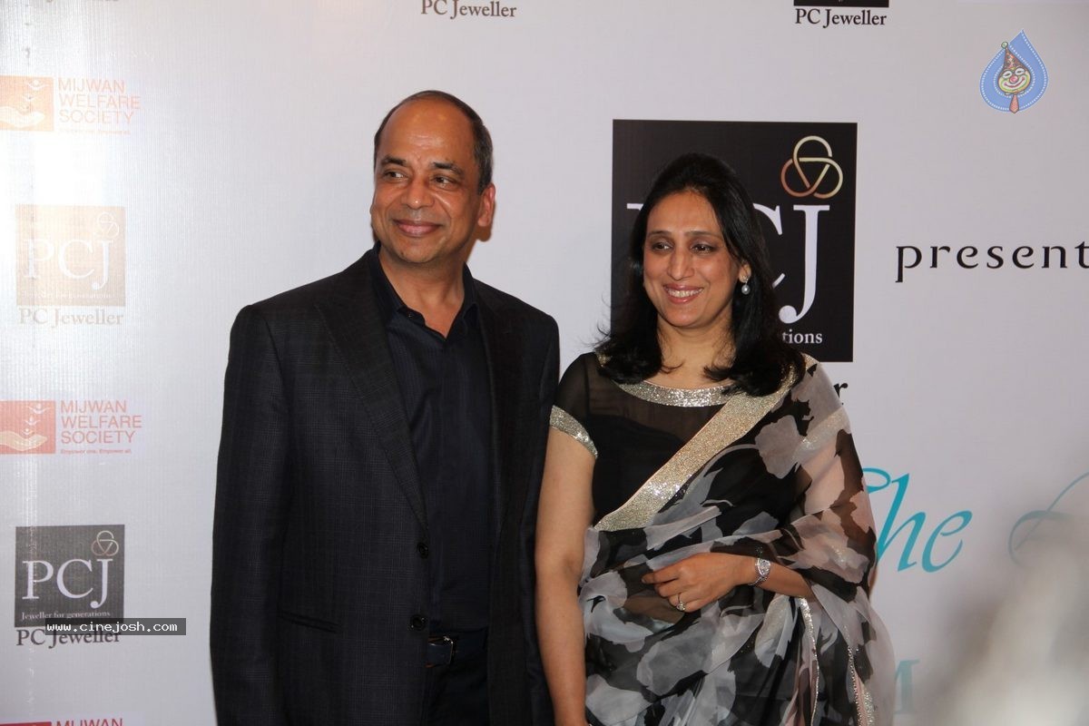 Bolly Celebs at 5th Annual Mijwan Fashion Show - 31 / 104 photos