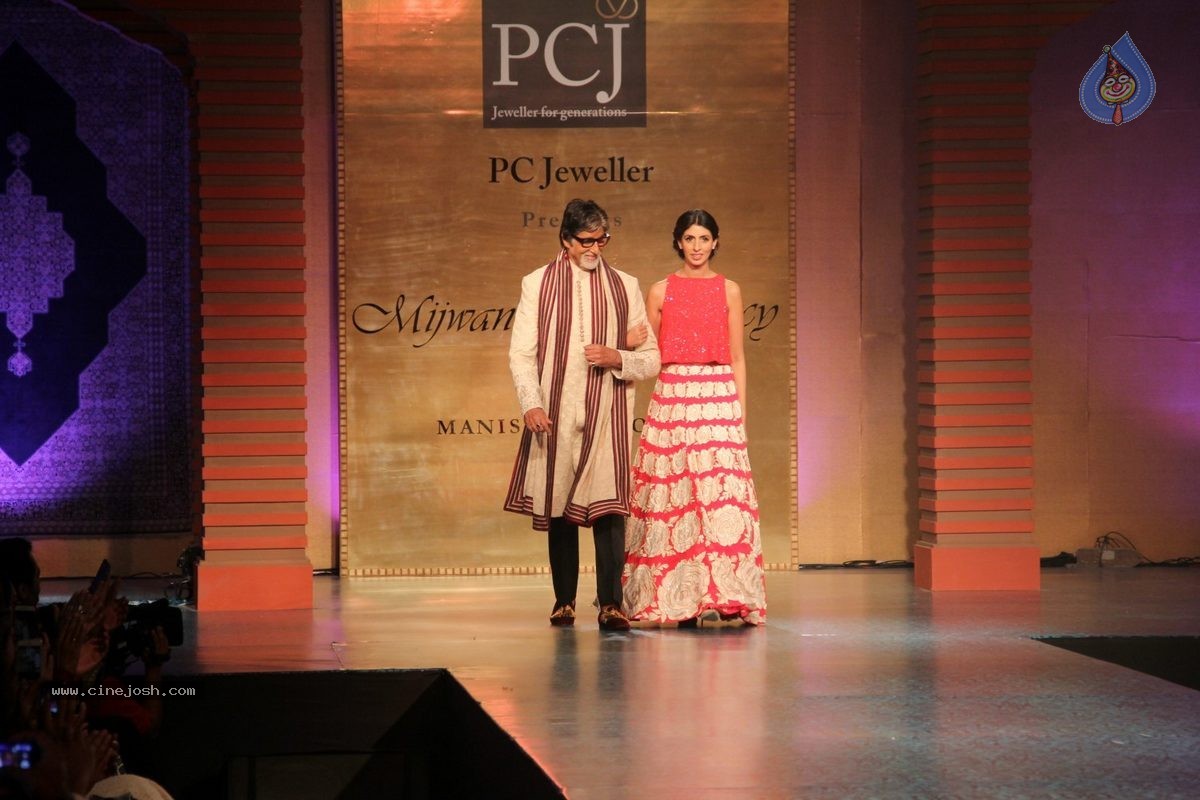 Bolly Celebs at 5th Annual Mijwan Fashion Show - 34 / 104 photos