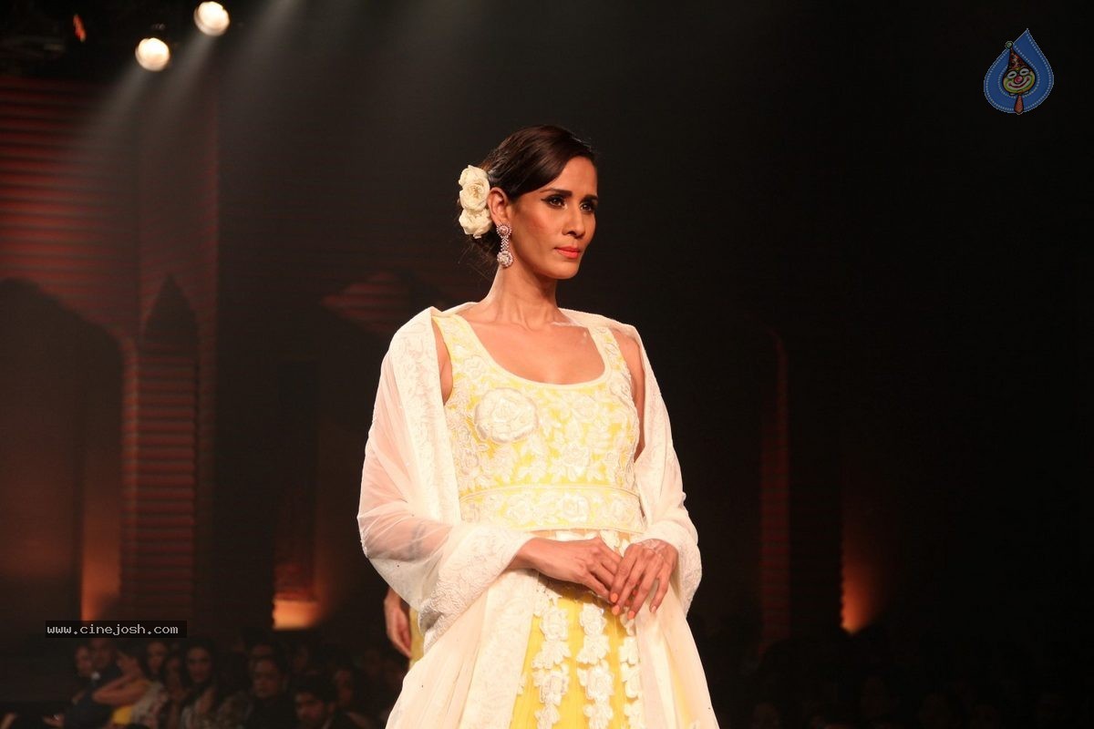 Bolly Celebs at 5th Annual Mijwan Fashion Show - 35 / 104 photos