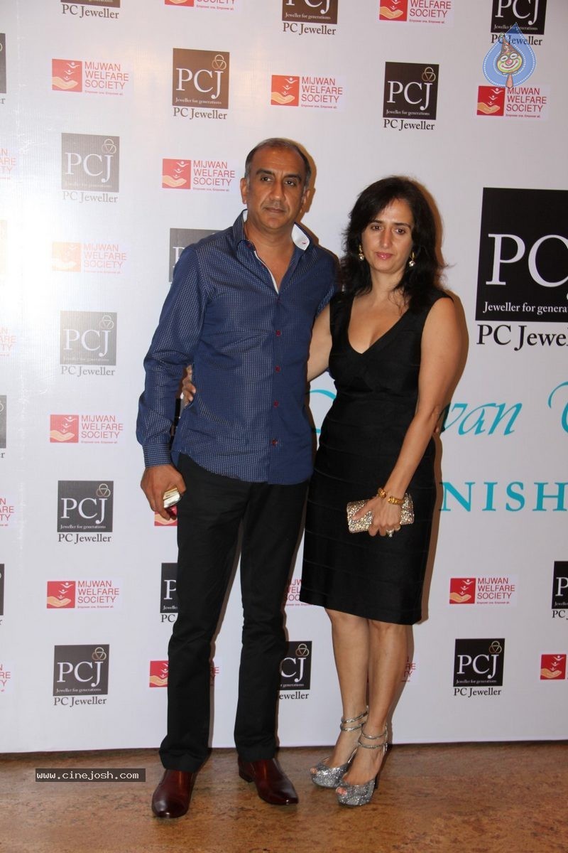 Bolly Celebs at 5th Annual Mijwan Fashion Show - 38 / 104 photos