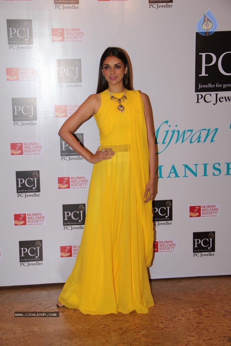 Bolly Celebs at 5th Annual Mijwan Fashion Show - 39 / 104 photos
