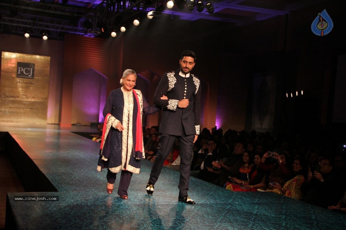 Bolly Celebs at 5th Annual Mijwan Fashion Show - 40 / 104 photos