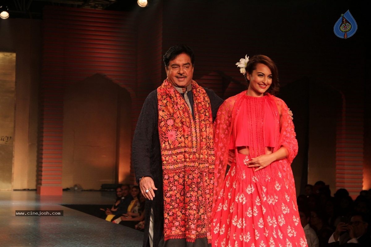 Bolly Celebs at 5th Annual Mijwan Fashion Show - 43 / 104 photos