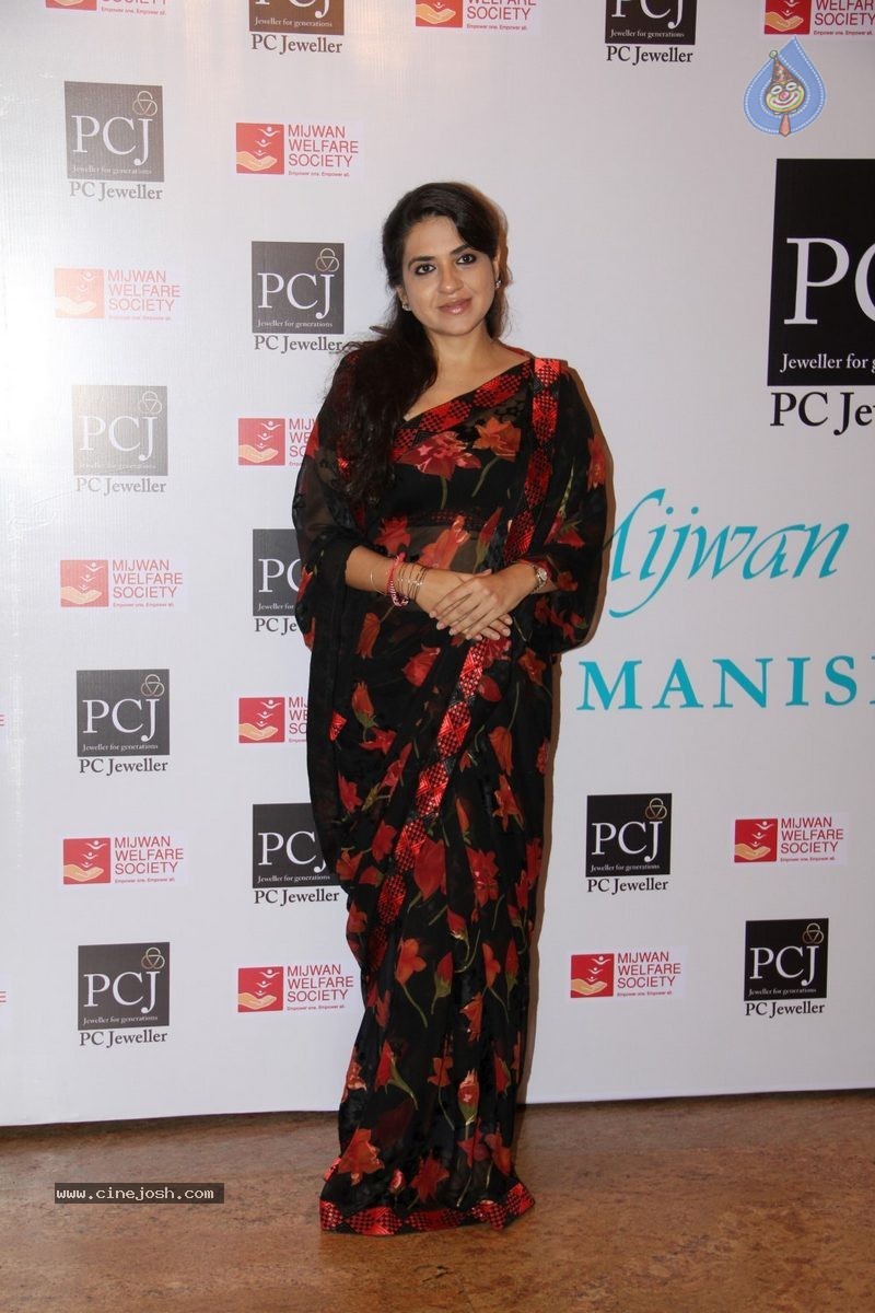 Bolly Celebs at 5th Annual Mijwan Fashion Show - 44 / 104 photos