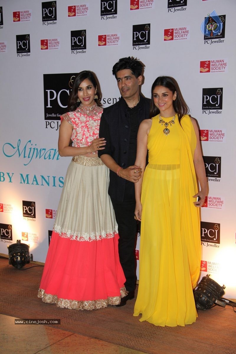 Bolly Celebs at 5th Annual Mijwan Fashion Show - 45 / 104 photos