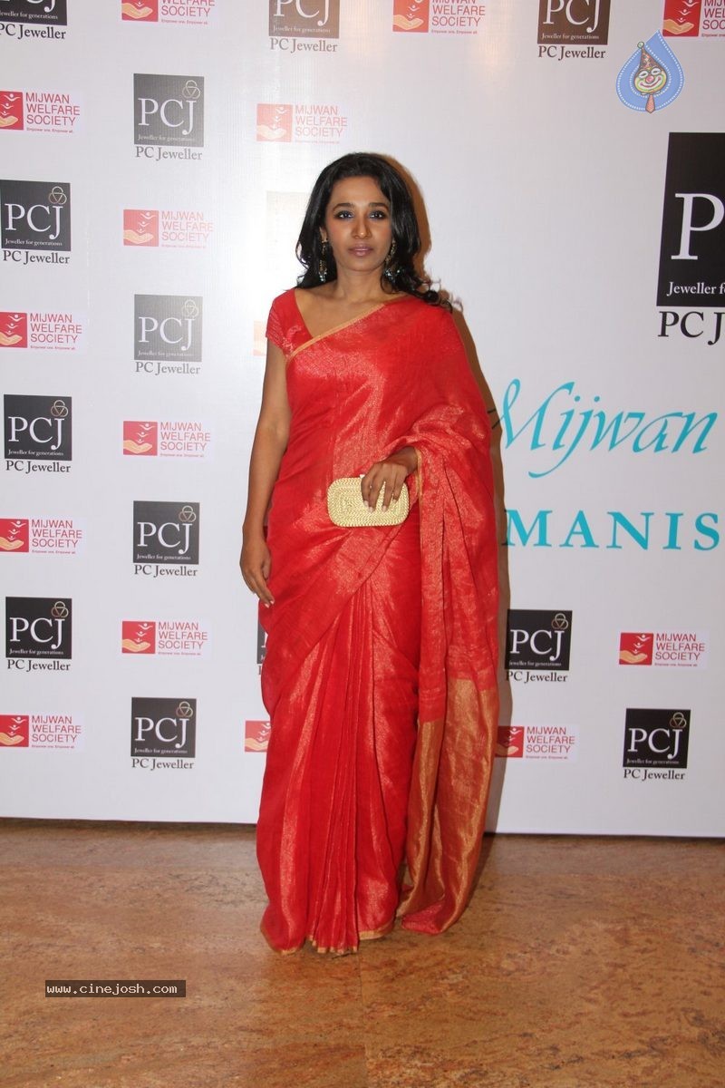 Bolly Celebs at 5th Annual Mijwan Fashion Show - 47 / 104 photos