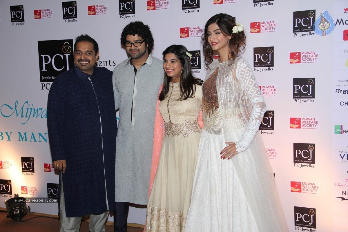 Bolly Celebs at 5th Annual Mijwan Fashion Show - 49 / 104 photos