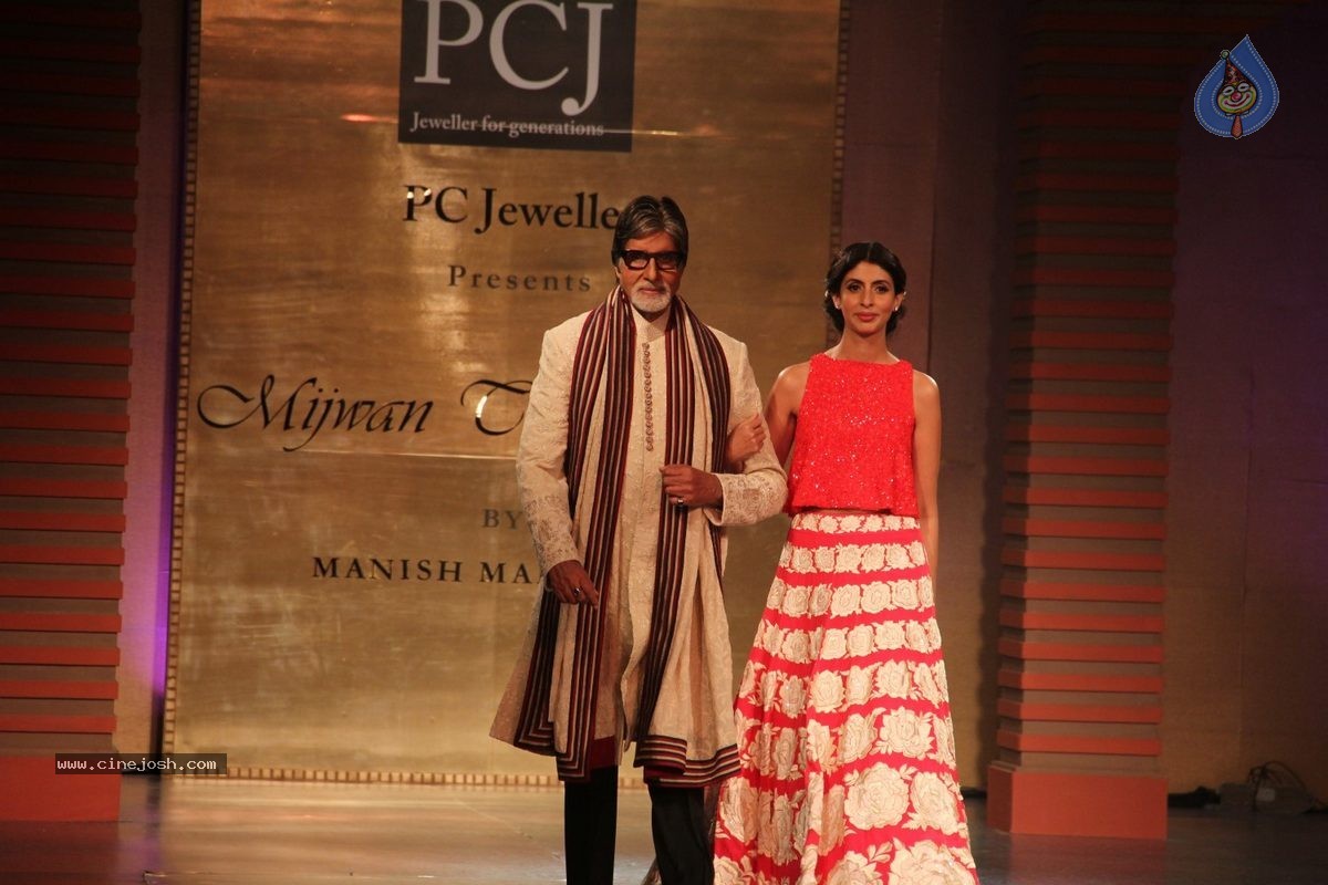 Bolly Celebs at 5th Annual Mijwan Fashion Show - 50 / 104 photos