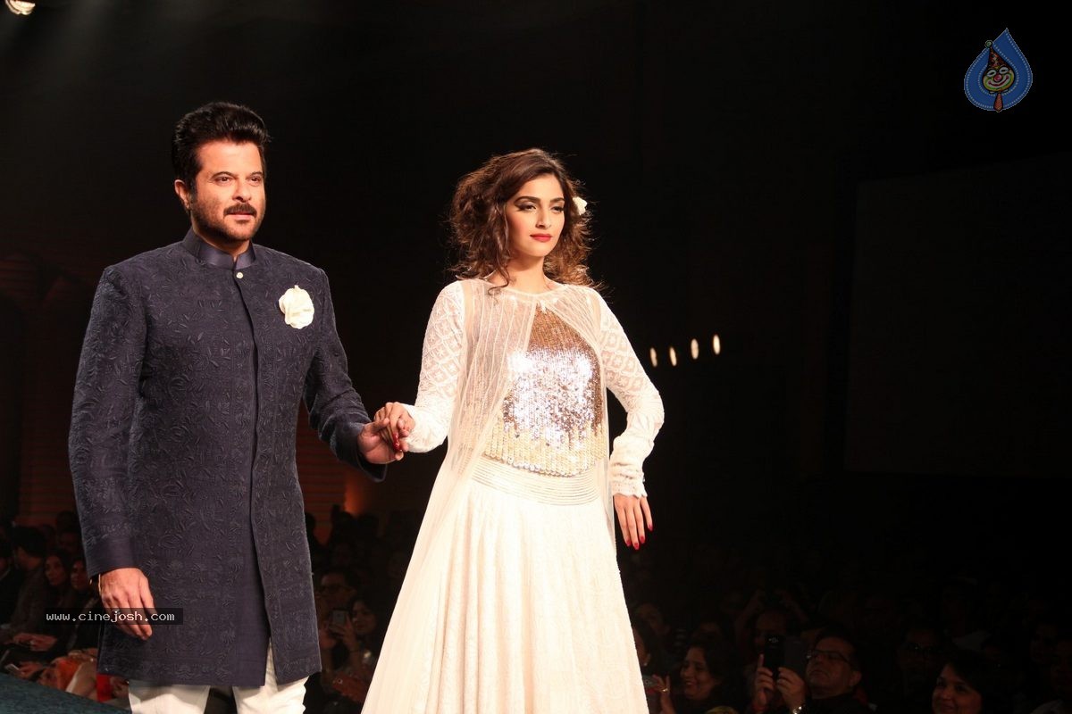 Bolly Celebs at 5th Annual Mijwan Fashion Show - 51 / 104 photos