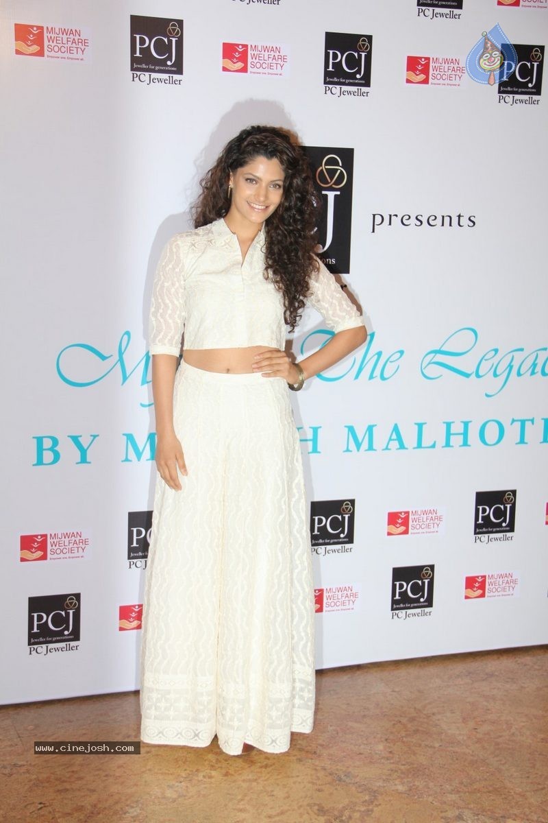 Bolly Celebs at 5th Annual Mijwan Fashion Show - 53 / 104 photos