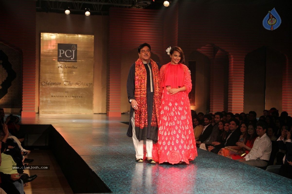 Bolly Celebs at 5th Annual Mijwan Fashion Show - 55 / 104 photos