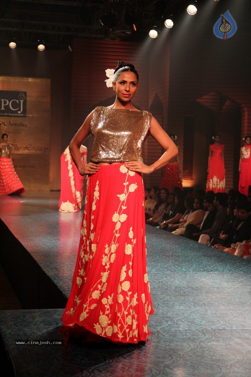 Bolly Celebs at 5th Annual Mijwan Fashion Show - 57 / 104 photos