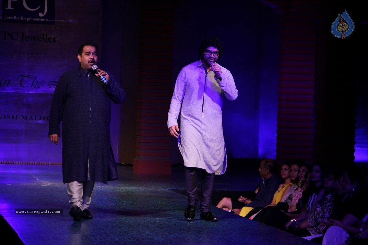 Bolly Celebs at 5th Annual Mijwan Fashion Show - 58 / 104 photos