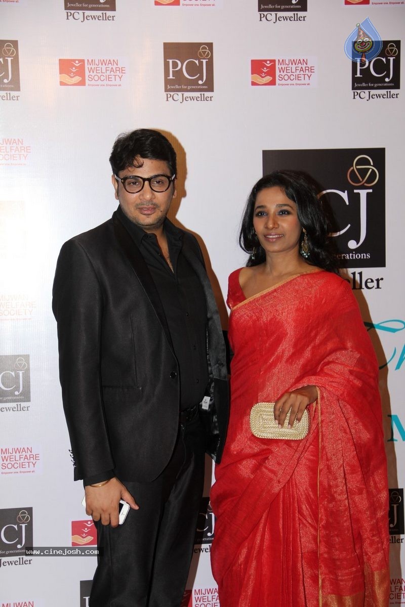 Bolly Celebs at 5th Annual Mijwan Fashion Show - 60 / 104 photos