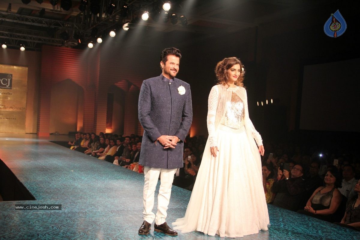 Bolly Celebs at 5th Annual Mijwan Fashion Show - 62 / 104 photos