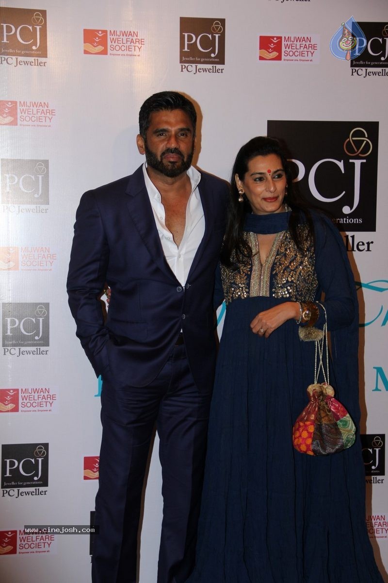 Bolly Celebs at 5th Annual Mijwan Fashion Show - 63 / 104 photos