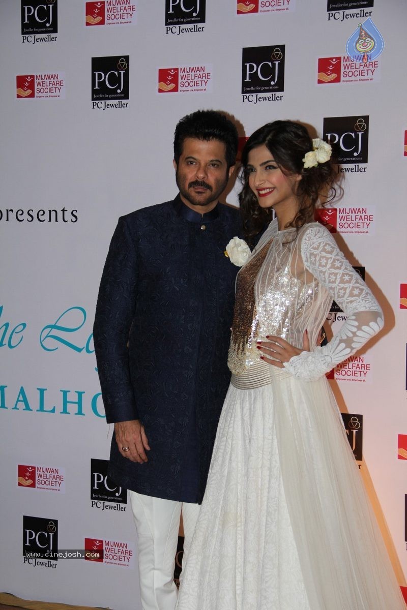 Bolly Celebs at 5th Annual Mijwan Fashion Show - 65 / 104 photos