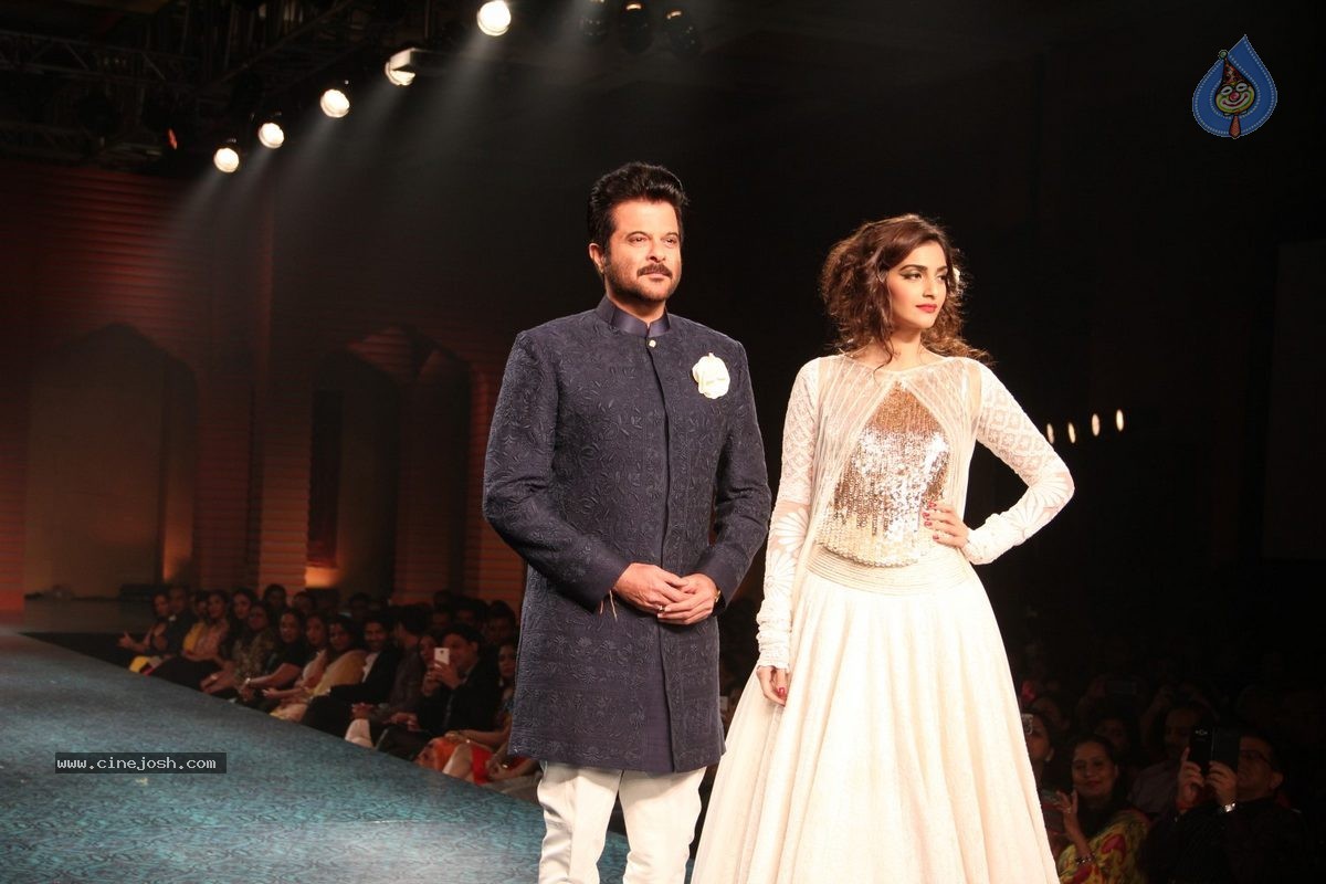 Bolly Celebs at 5th Annual Mijwan Fashion Show - 66 / 104 photos