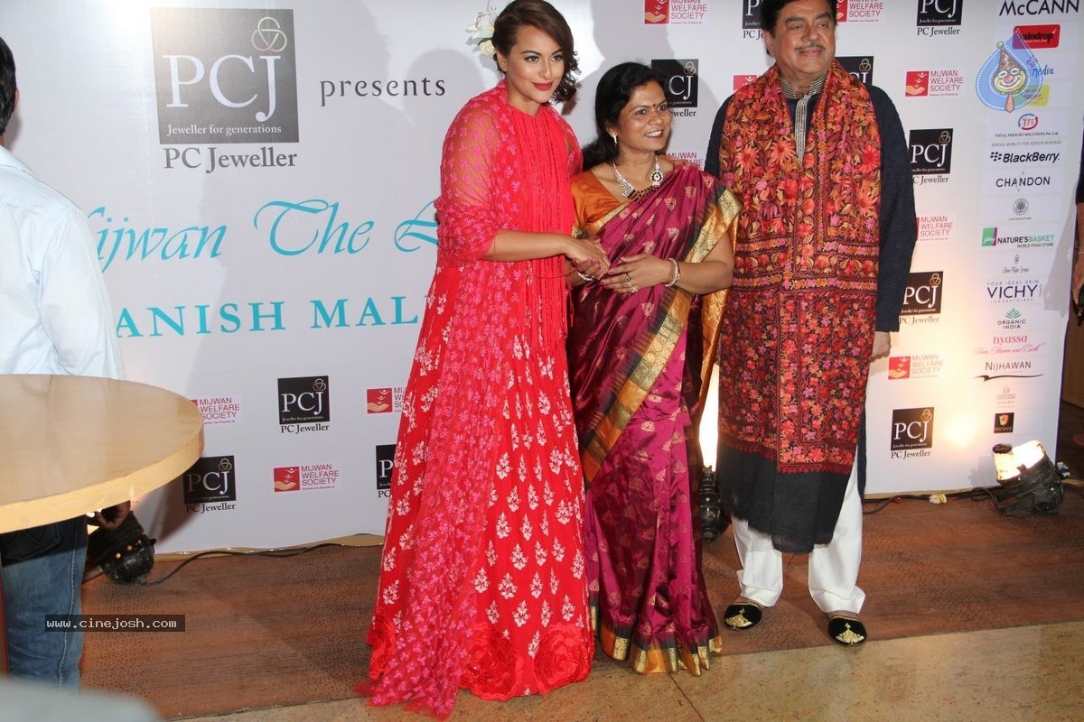 Bolly Celebs at 5th Annual Mijwan Fashion Show - 69 / 104 photos