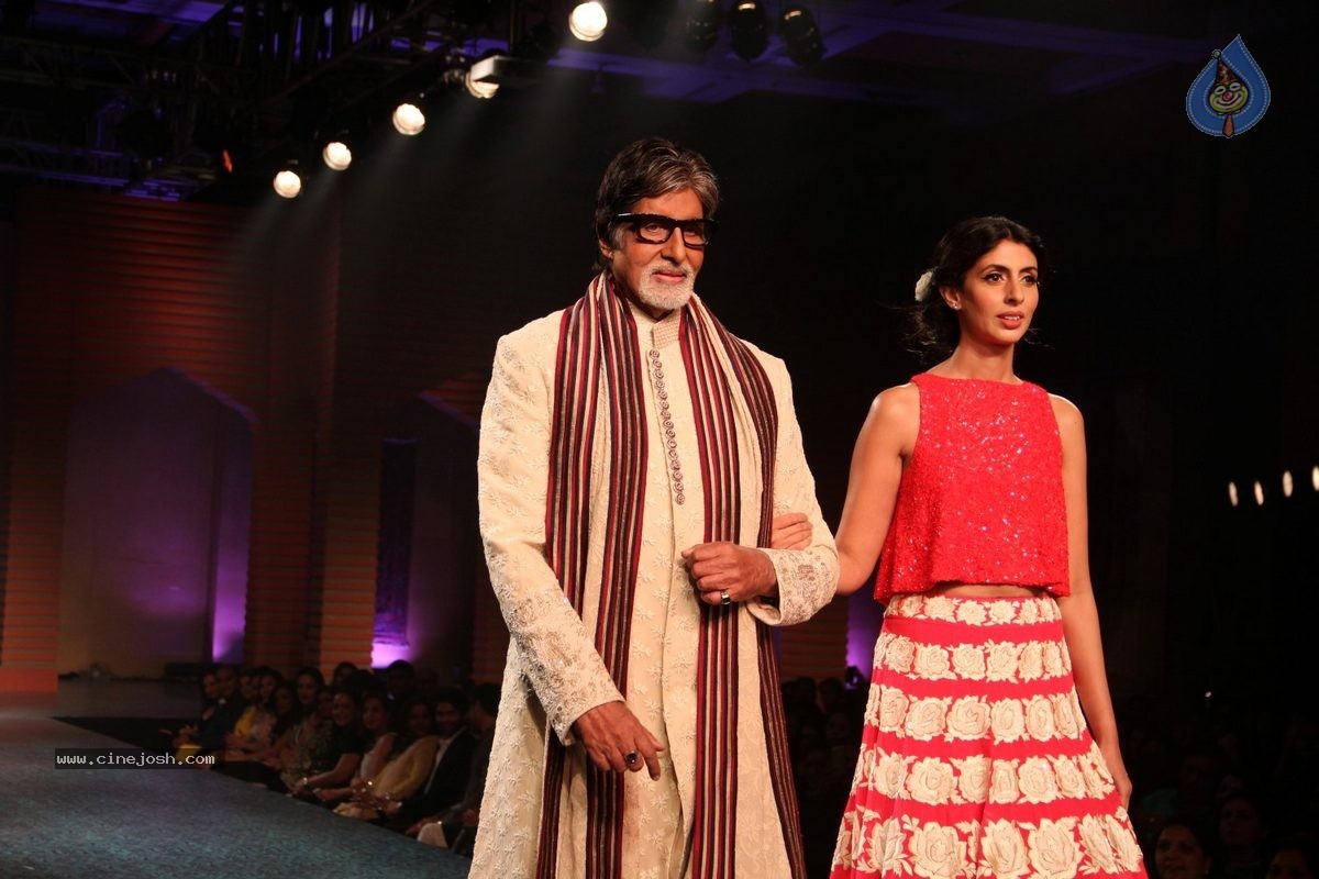 Bolly Celebs at 5th Annual Mijwan Fashion Show - 71 / 104 photos