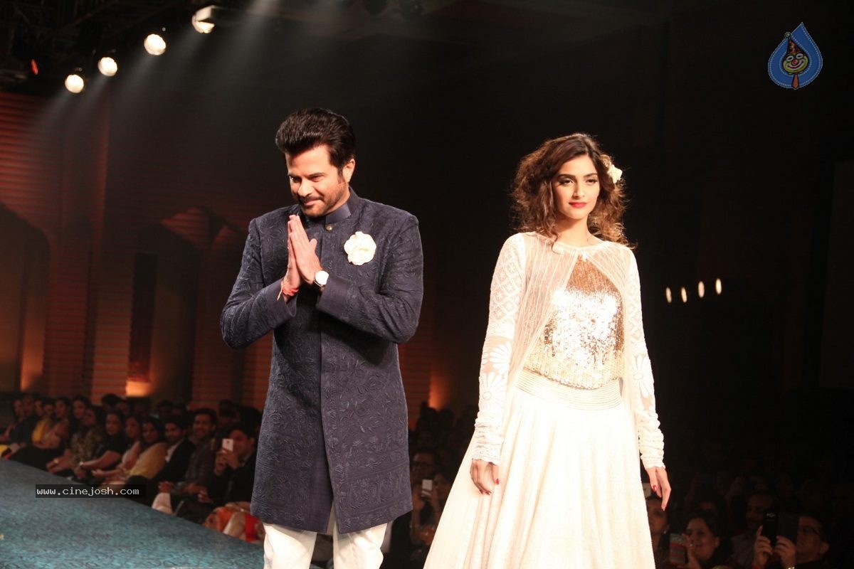Bolly Celebs at 5th Annual Mijwan Fashion Show - 73 / 104 photos