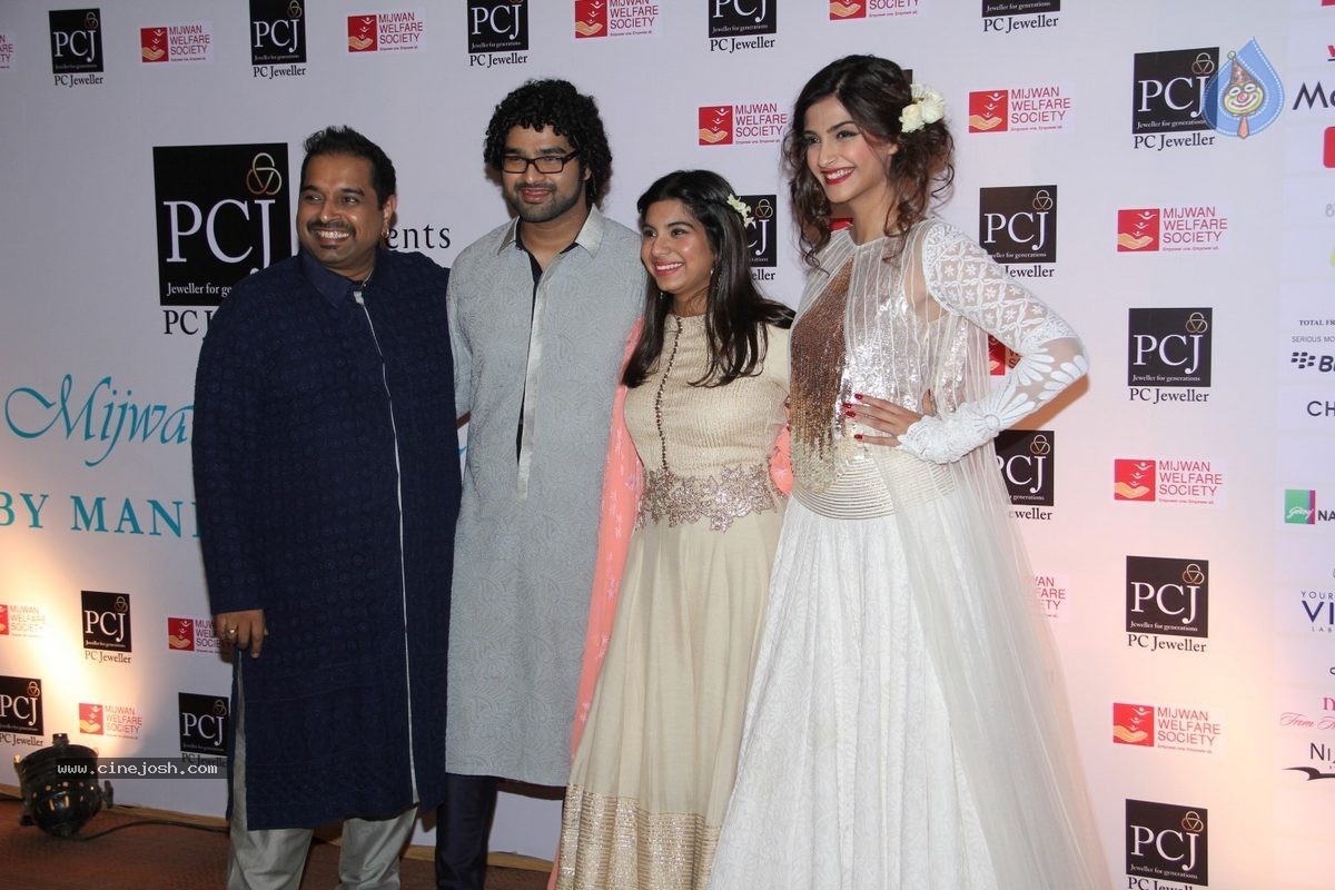 Bolly Celebs at 5th Annual Mijwan Fashion Show - 74 / 104 photos